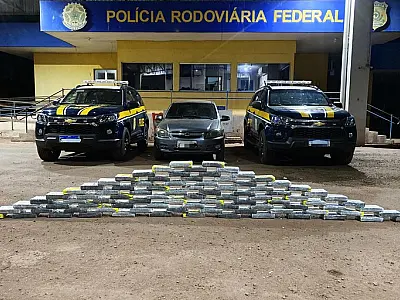 PRF apreende 97 kg de cocaína em carro com passageiros que tentaram fugir