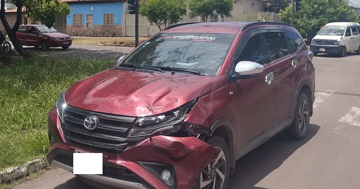 Colisão entre carro e moto deixa motociclista ferido no Aeroporto