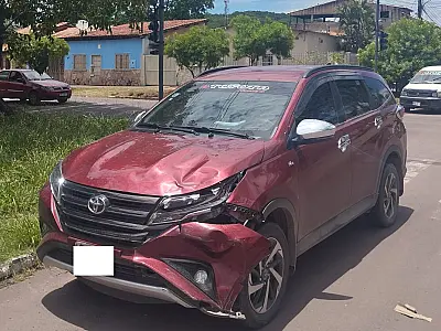 Colisão entre carro e moto deixa motociclista ferido no Aeroporto