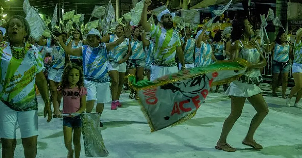 Bloco Oliveira Somos Nós abre desfile com homenagem ao carijó