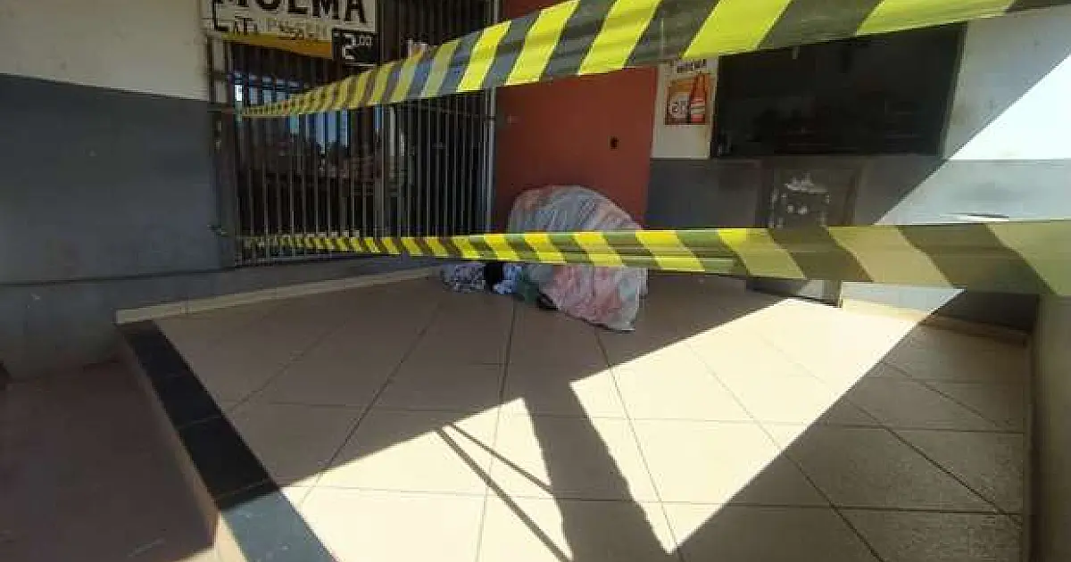Enrolado em cobertor, homem é encontrado morto na varanda de bar