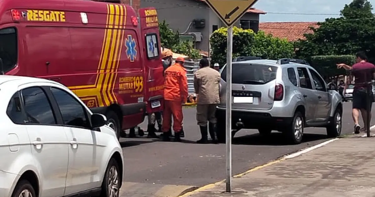 Idosa e neto ficam feridos em colisão entre carros no centro de Corumbá