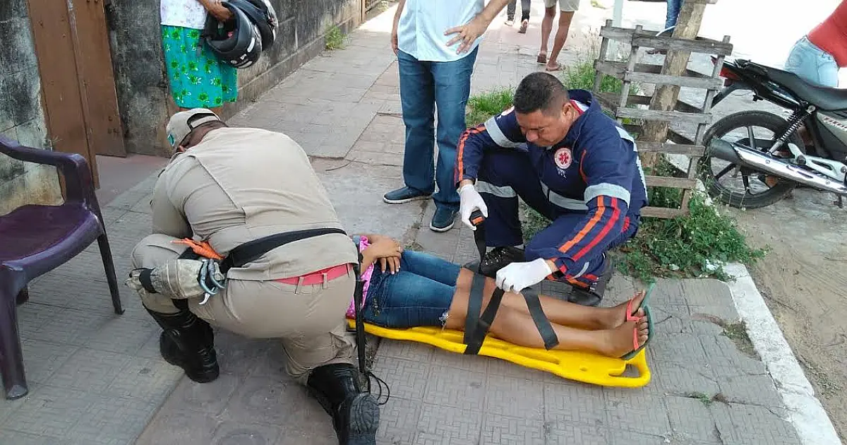 Adolescente é atropelada ao atravessar rua do centro na faixa de pedestre