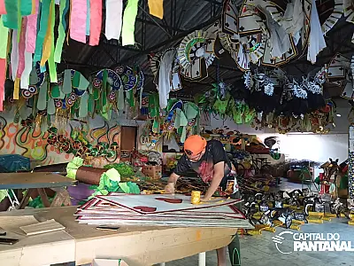 Criatividade, resistência e heroísmo nos bastidores das escolas de samba de Corumbá