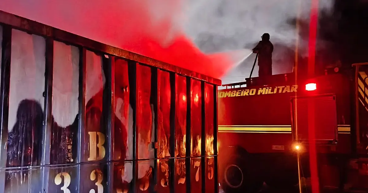 Incêndio em contêiner provoca muita fumaça e mobiliza Bombeiros em Corumbá