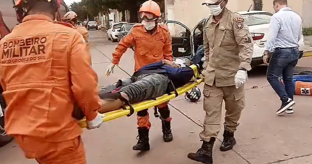 Colisão entre carro e moto deixa dois feridos no bairro Maria Leite