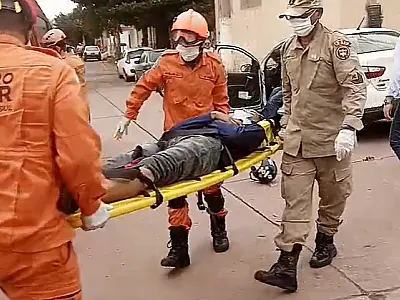 Colisão entre carro e moto deixa dois feridos no bairro Maria Leite