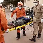 Colisão entre carro e moto deixa dois feridos no bairro Maria Leite