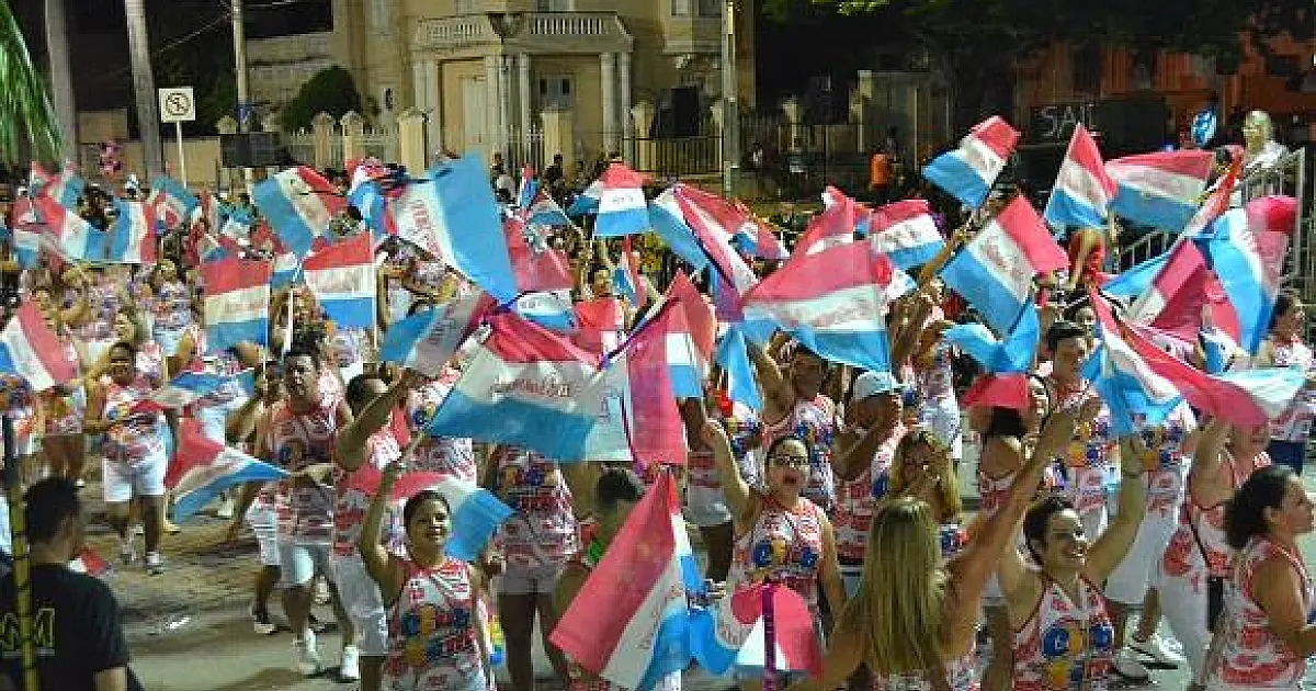 Clube dos Cem encerra o desfile com show de bateria
