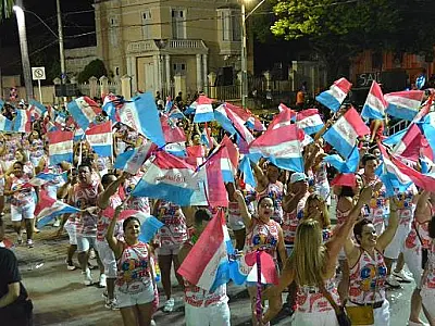 Clube dos Cem encerra o desfile com show de bateria