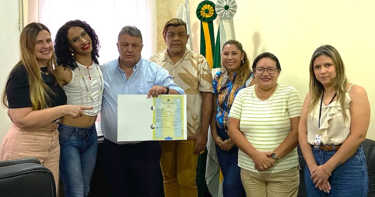 Entrega da primeira certidão de Pessoa Trans marca avanço da inclusão em Ladário
