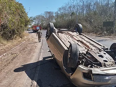 Condutor fica ferido após capotamento na Rodovia de acesso à Bolívia