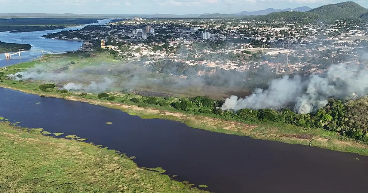 Fogo avança na margem do Rio Paraguai e ameaça residências em Corumbá