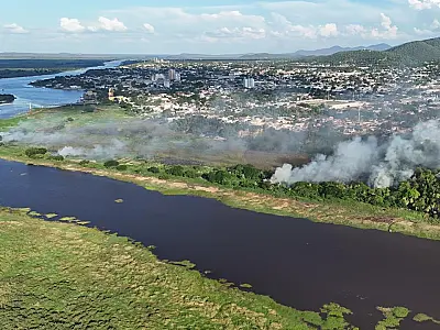 Fogo avança na margem do Rio Paraguai e ameaça residências em Corumbá