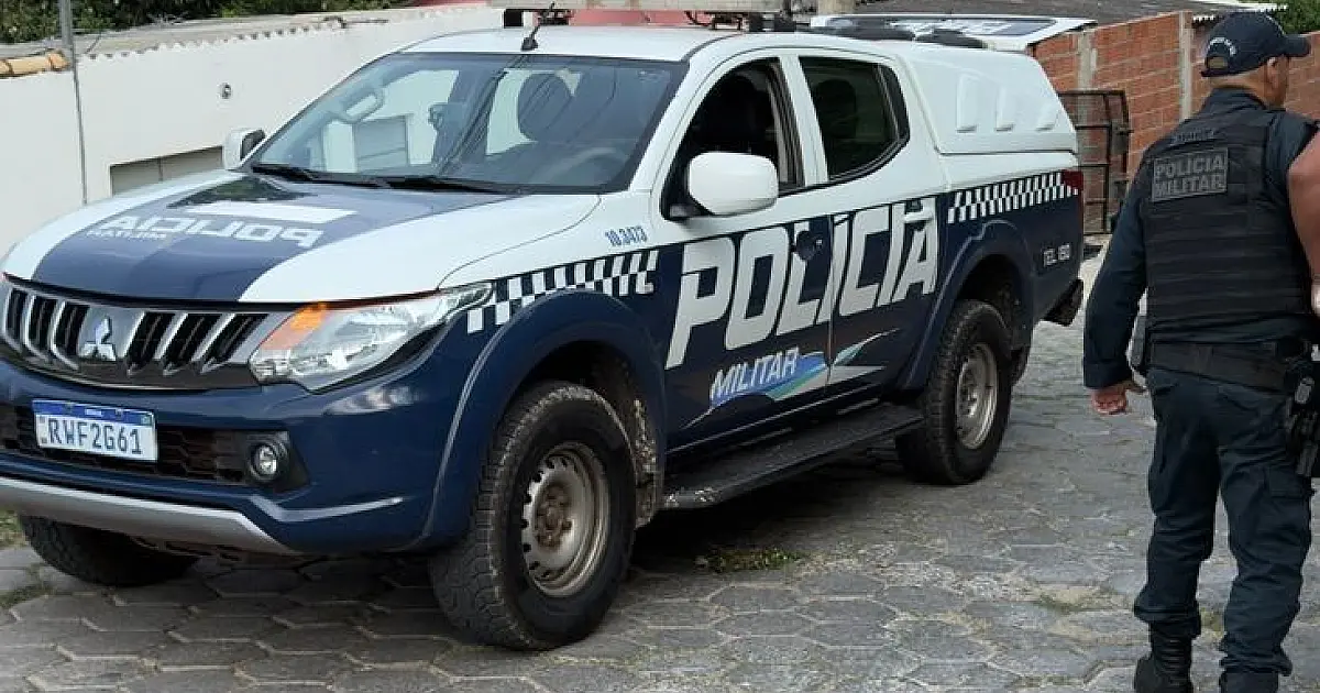 Foragido por roubo é preso após tentar se esconder debaixo da cama