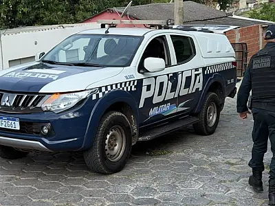 Foragido por roubo é preso após tentar se esconder debaixo da cama