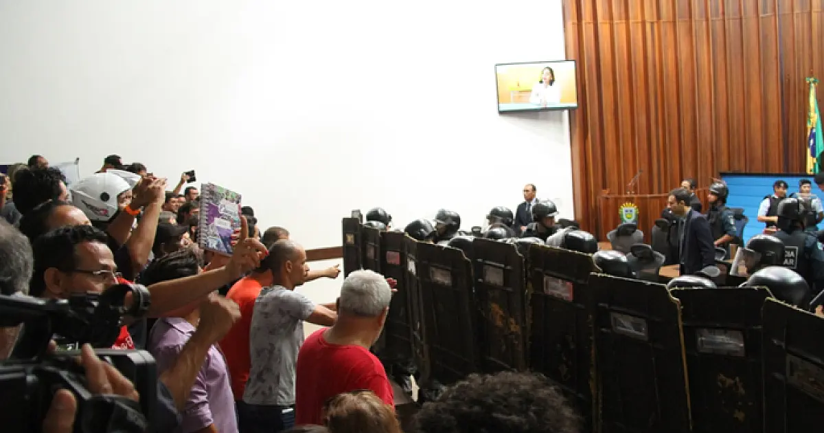 Apesar de protestos, deputados aprovam reforma da previdência com 13 votos favoráveis