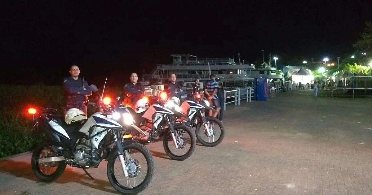 Equipe de moto patrulhamento PM prende autor por roubo e porte de drogas