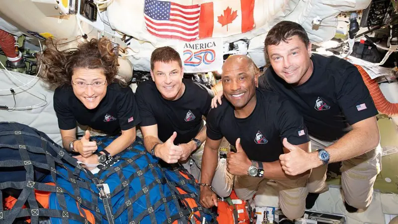 Christina Koch, Jeremy Hansen, o piloto Victor Glover e o comandante Reid Wiseman venceram a fase mais arriscada da jornada: a reentrada na Terra. (Foto: Divulgação/NASA)
