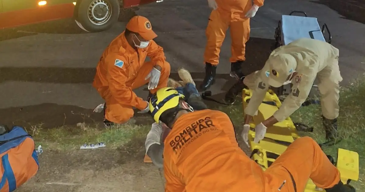 Fio de internet solto causa queda de motociclista no bairro Universitário