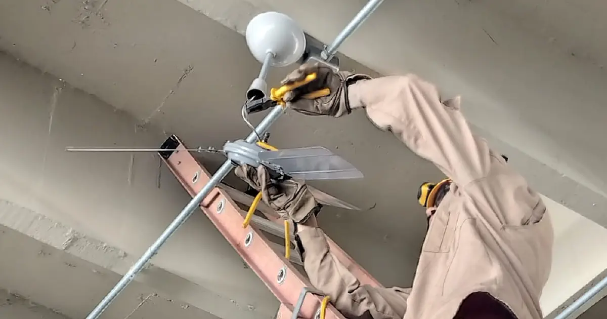 Bombeiros evitam acidente em escola de Corumbá após ventilador ameaçar cair