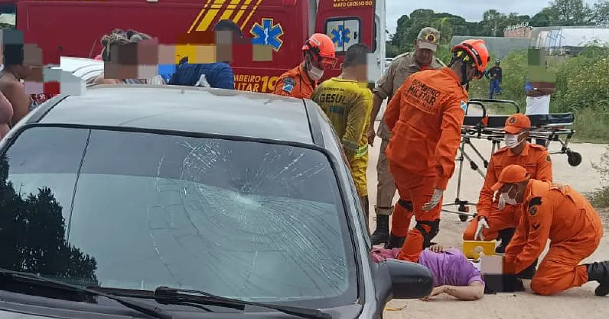 Mulher fica ferida em colisão entre carro e moto no bairro Santo Antônio