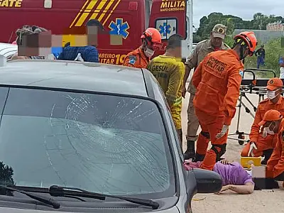 Mulher fica ferida em colisão entre carro e moto no bairro Santo Antônio