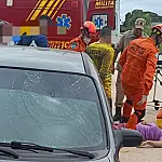 Mulher fica ferida em colisão entre carro e moto no bairro Santo Antônio