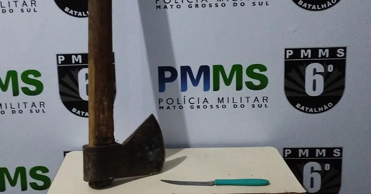 Homem em surto destrói móveis com machado e ameaça companheira em Corumbá