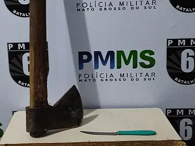 Homem em surto destrói móveis com machado e ameaça companheira em Corumbá