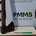 Homem em surto destrói móveis com machado e ameaça companheira em Corumbá