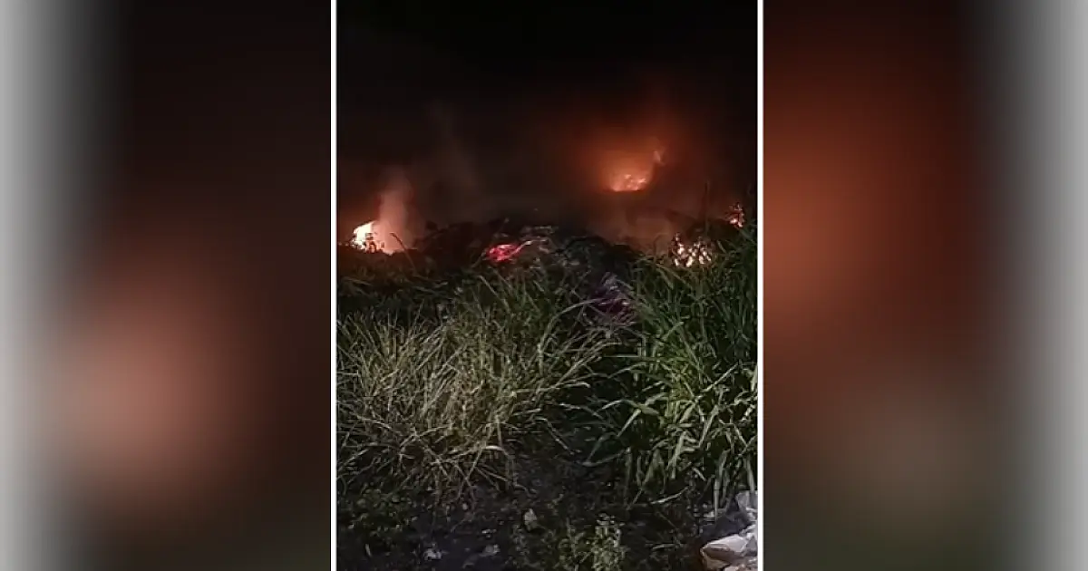 Bombeiros combatem incêndio de grande proporção em terreno baldio de Corumbá