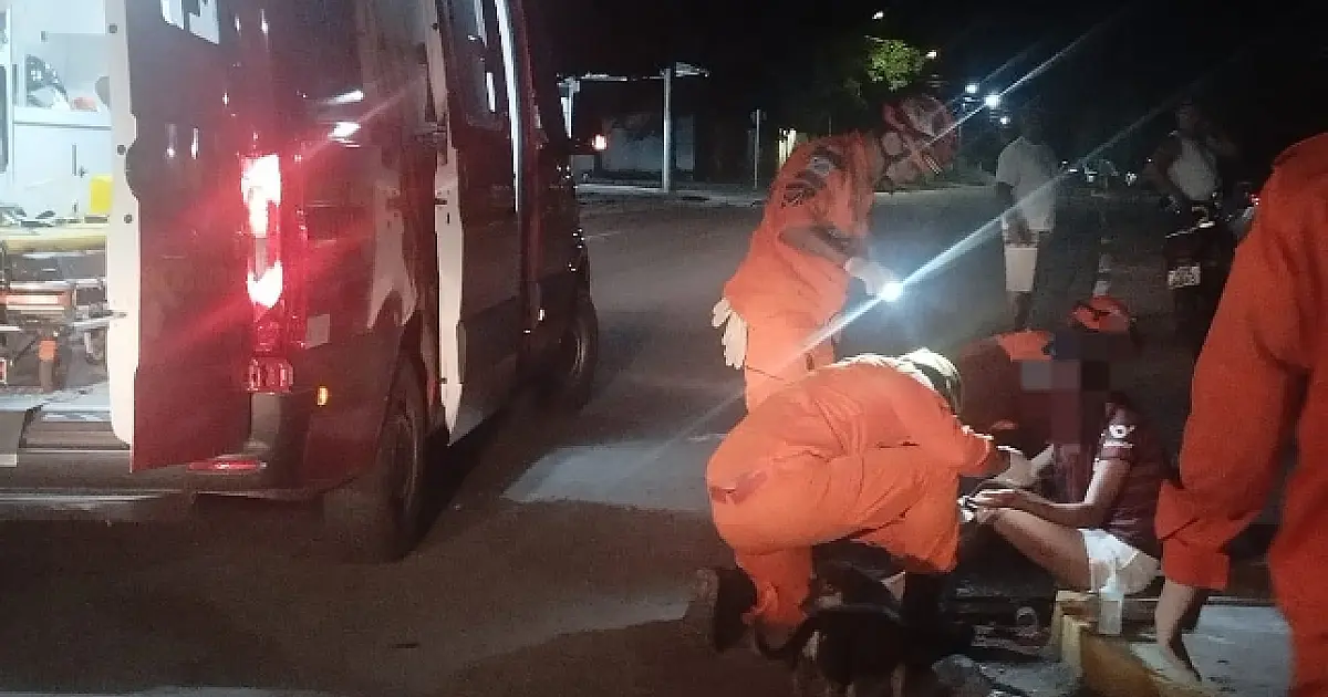 Jovem de 18 anos fica ferida após colisão entre carro e moto no bairro Cristo