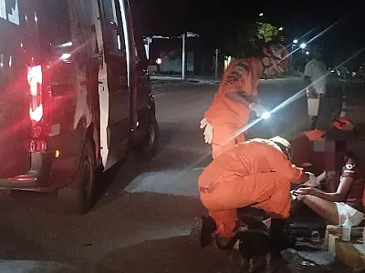 Jovem de 18 anos fica ferida após colisão entre carro e moto no bairro Cristo