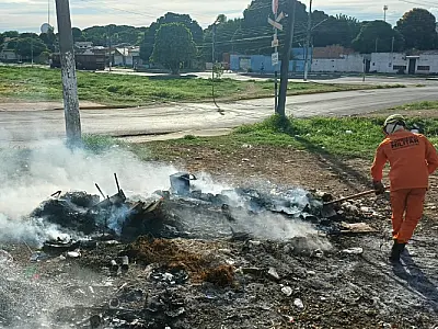 Incêndio em amontoado de lixo mobiliza Corpo de Bombeiros no Popular Velha
