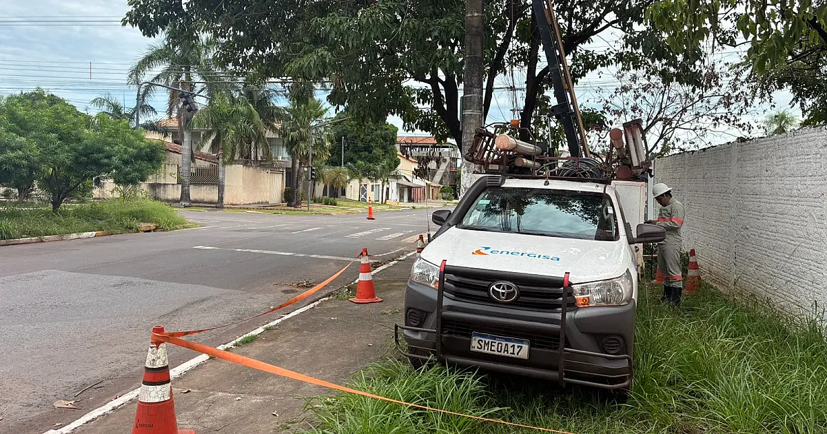 Equipes trabalham para recuperar semáforos danificados em Corumbá