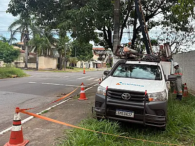 Equipes trabalham para recuperar semáforos danificados em Corumbá