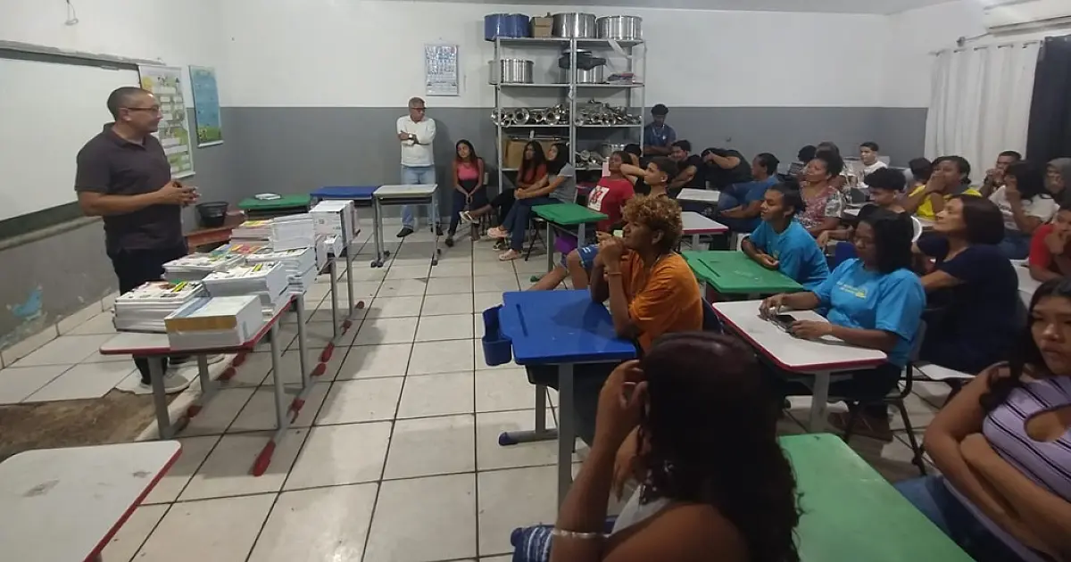 Corumbá distribui livros didáticos para alunos e professores da EJA