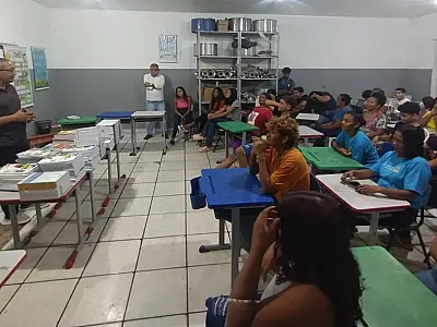 Corumbá distribui livros didáticos para alunos e professores da EJA