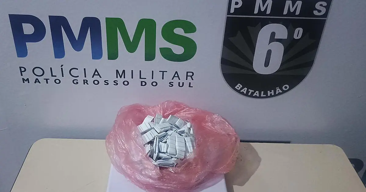 PM apreende 60 porções de cocaína em terreno baldio em Corumbá