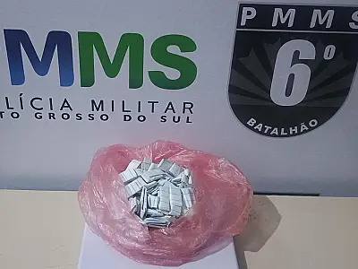 PM apreende 60 porções de cocaína em terreno baldio em Corumbá