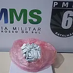 PM apreende 60 porções de cocaína em terreno baldio em Corumbá