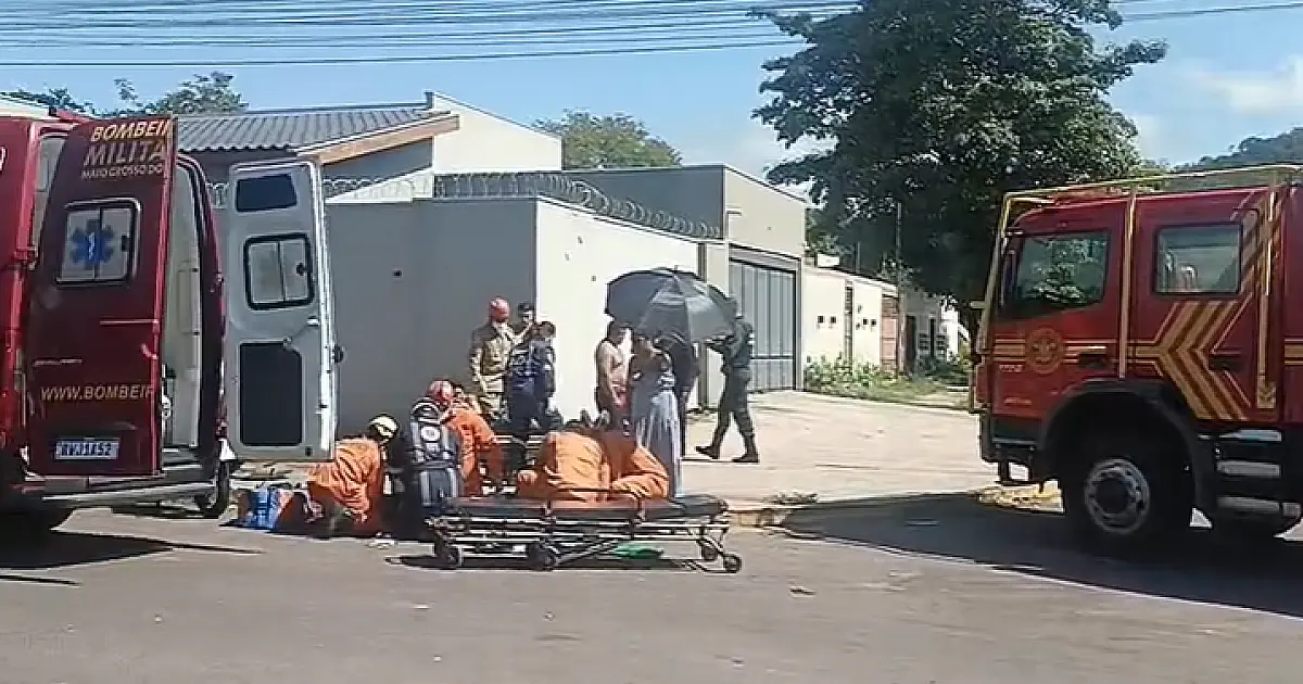 Colisão entre carro e moto deixa mulher com fratura exposta e hemorragia em Corumbá