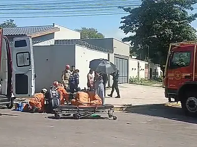Colisão entre carro e moto deixa mulher com fratura exposta e hemorragia em Corumbá