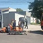 Colisão entre carro e moto deixa mulher com fratura exposta e hemorragia em Corumbá