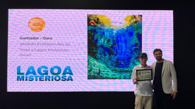 Entrega do prêmio para Lagoa Misteriosa. (Foto: Divulgação)