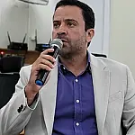 Elinho busca informações sobre falta de medicamentos na Rede Pública de Saúde