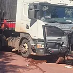 Perseguição na BR-262 termina em colisão frontal com carreta e casal preso em Corumbá