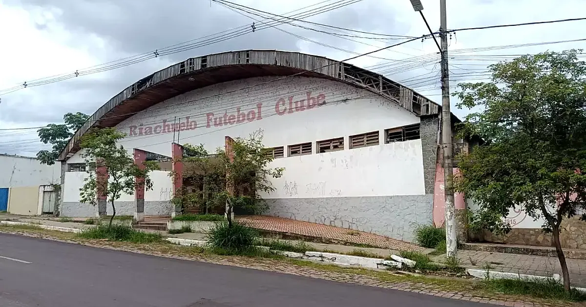 Demolição de clube histórico abre caminho para obra de saneamento