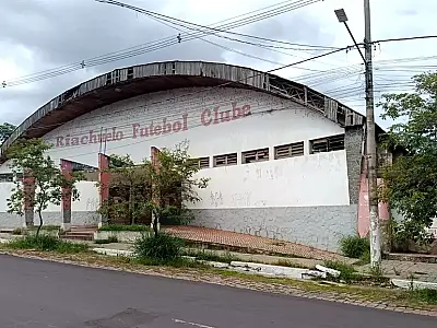 Demolição de clube histórico abre caminho para obra de saneamento